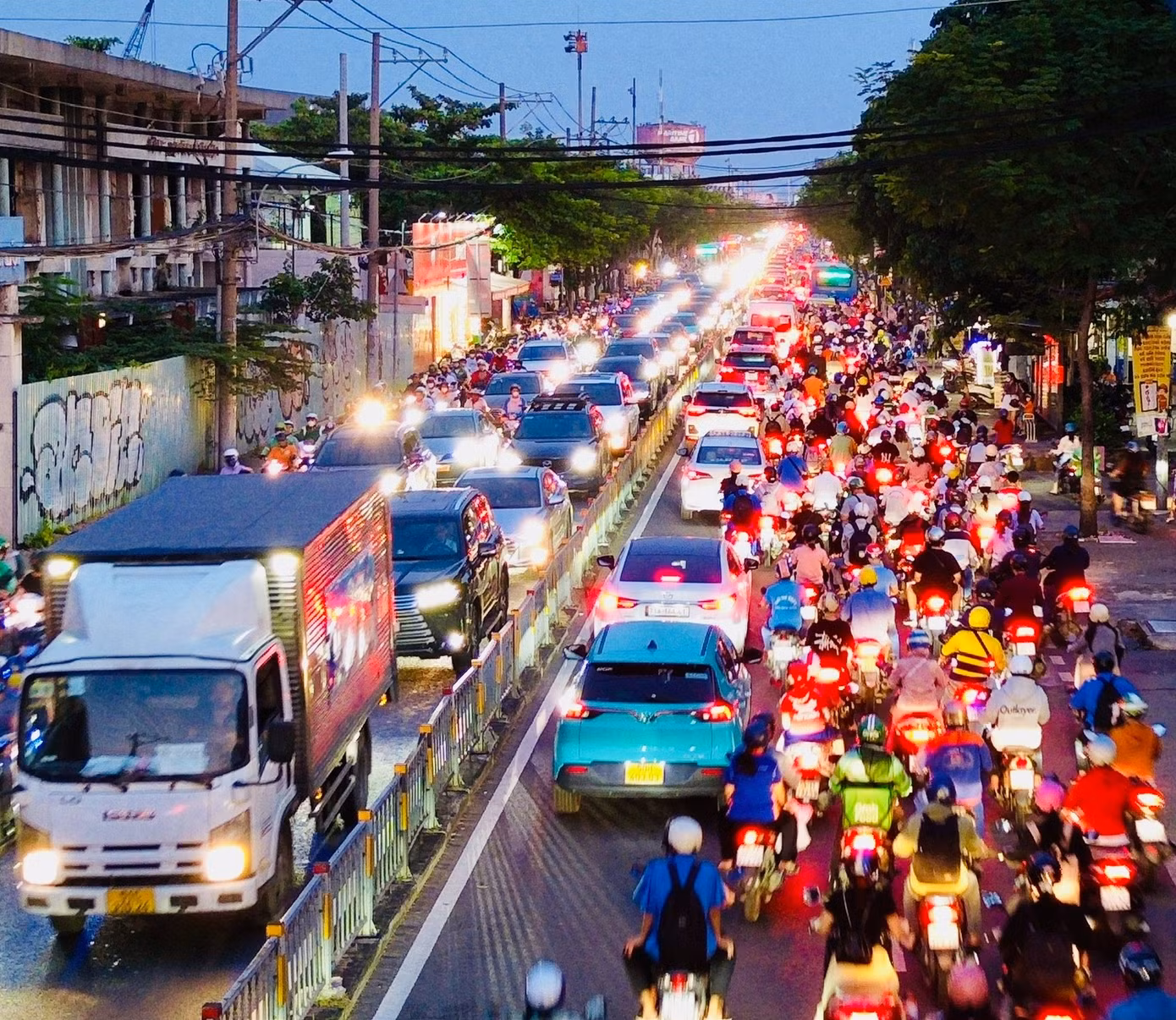 Ngoài ra, Sở GTVT TP đang đẩy nhanh tiến độ các dự án giao thông trọng điểm như cầu Nguyễn Khoái (kết nối quận 7, quận 4 và quận 1), cầu đường Bình Tiên và Thủ Thiêm 4. Trong đó, cầu Thủ Thiêm 4 kết nối từ đường Huỳnh Tấn Phát, đoạn cuối đường Lưu Trọng Lư, băng qua sông Sài Gòn qua bên Khu đô thị mới Thủ Thiêm và kết nối thẳng trục đường đi qua cầu Thủ Thiêm 1, đường Nguyễn Hữu Cảnh.