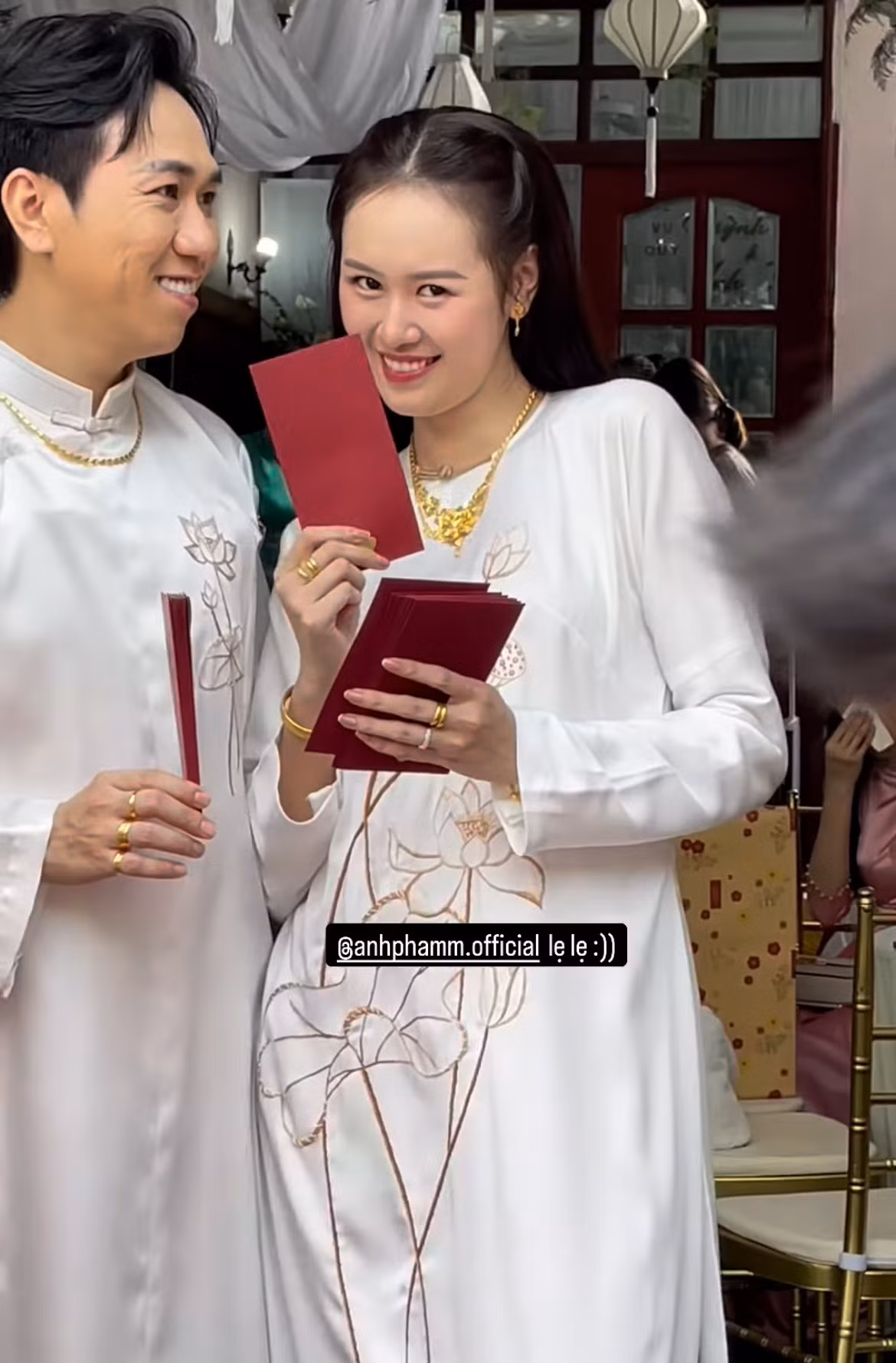 Vợ chồng Anh Đức - Quỳnh Anh trong lễ gia tiên sáng 6/9.