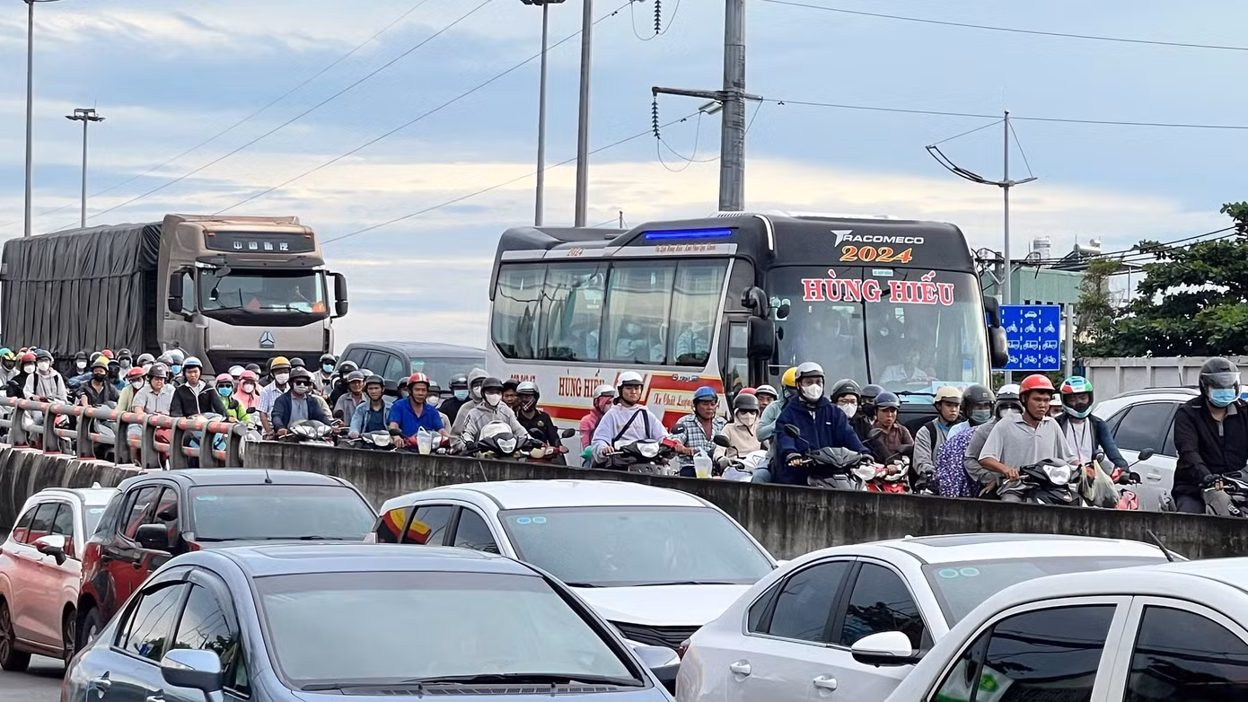 Dự án BOT thứ hai là QL1A , đoạn từ đường Kinh Dương Vương đến ranh tỉnh Long An. Đây là tuyến đường dài 9,3km ở cửa ngõ phía tây TP.HCM. Tuyến đường là điểm đen ùn tắc giao thông, nhất là giờ cao điểm vào các ngày lễ, Tết.