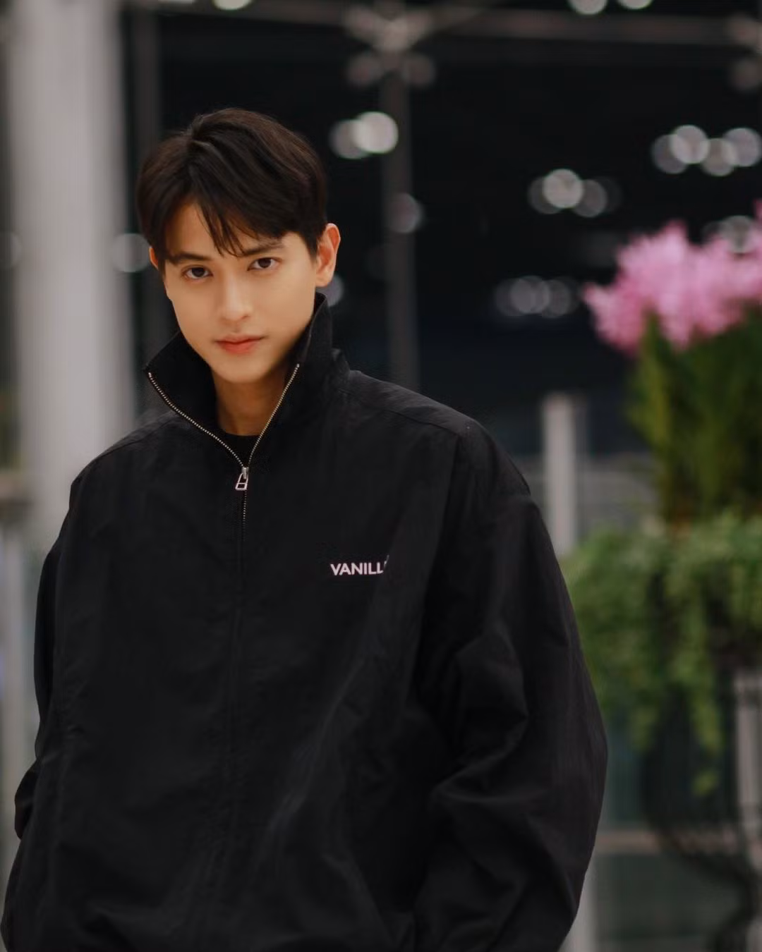 James Jirayu và bạn gái lớn hơn bốn tuổi.