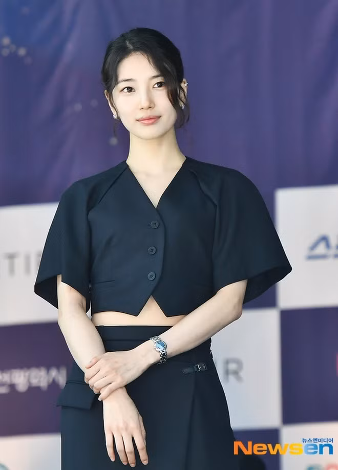Tình đầu quốc dân Suzy khoe nước da trắng, eo thon với trang phục crop top, chi tiết khoét lưng tinh tế. Thị hậu Rồng Xanh cũng chọn lối trang điểm đơn giản, tiết chế phụ kiện tại sự kiện ngày 25/6.