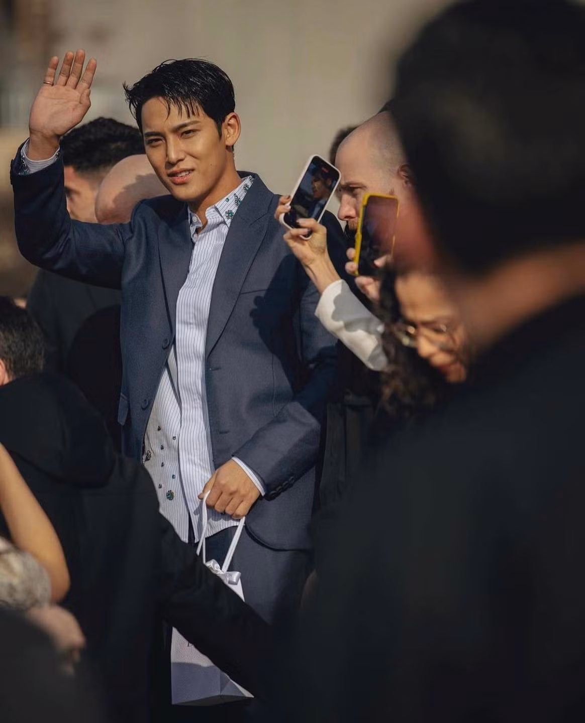 Khoảnh khắc cầm hoa giúp Mingyu được cả thế giới nhận làm chồng.