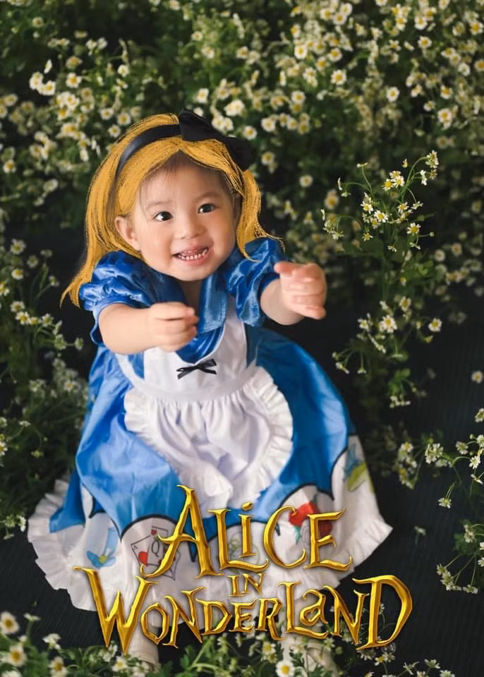Bé Pam - con gái của diễn viên Salim - được mẹ hóa trang thành nhân vật Alice trong Alice lạc vào xứ sở thần tiên và chim đại bàng trong Thần điêu đại hiệp. Bức ảnh hóa trang của Pam nhận hơn 100.000 lượt tương tác từ cộng đồng mạng.
