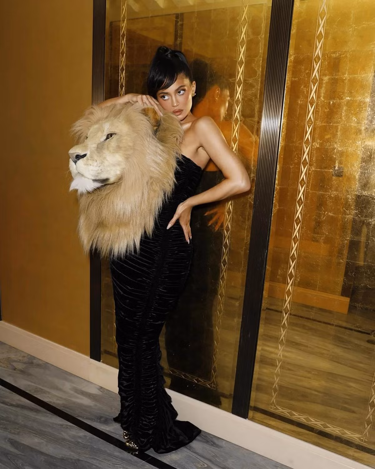 Kylie Jenner bị chỉ trích với phụ kiện đầu sư tử.