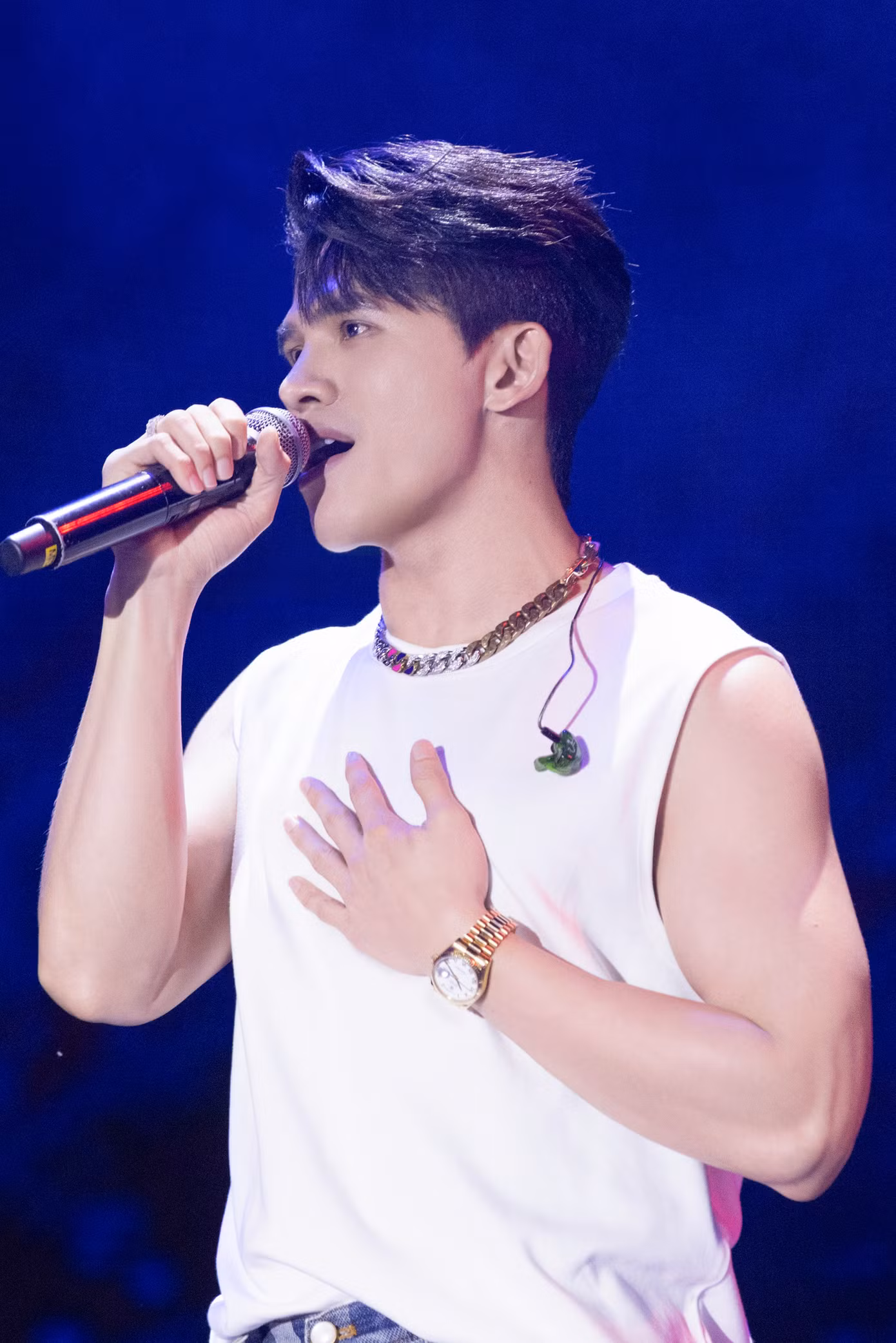 Quán quân Vietnam Idol Quốc Thiên khoe giọng với Gặp nhưng không ở lại. Anh tài đang được chú ý tại chương trình Anh trai vượt ngàn chông gai.