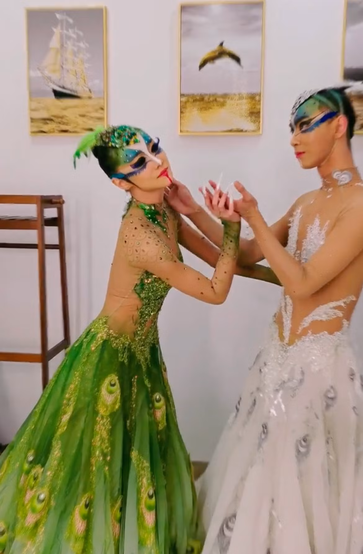 Điệu múa khiến biên đạo Dương Lệ Bình và học trò Tiếu Dung Hạo (áo xanh) và bạn diễn nam bị chỉ trích.