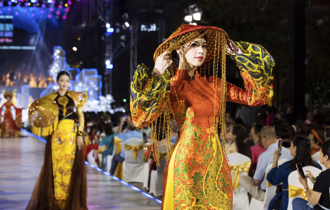 Hoa hậu Huỳnh Thị Thanh Thủy đảm nhận vai trò mở màn trong bộ áo dài truyền thống của Việt Nam. Thiết kế làm từ lụa tơ tằm, chi tiết thêu in tỉ mỉ.