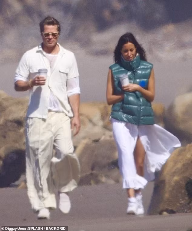 Brad Pitt khoảng hai năm trở lại đây gắn bó với bạn gái nhỏ hơn 20 tuổi. Brad Pitt khoảng hai năm trở lại đây gắn bó với bạn gái nhỏ hơn 20 tuổi.