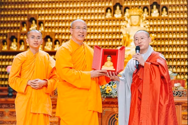 Thầy Thích Trúc Thái Minh đón nhận pho tượng Phật đặc biệt từ Phó trụ trì chùa Tam Quang (Busan).