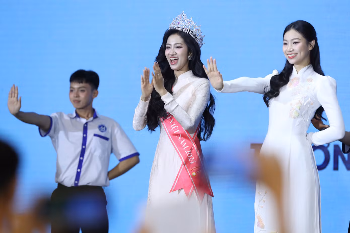 Khoảnh khắc Top 15 Hoa hậu Việt Nam 2024 Trần Thị Huyền Cơ hào hứng nhảy cùng Hoa hậu Hà Trúc Linh và đội văn nghệ xung kích UFM trong tiết mục Tự hào UFM, sáng tác của Huy Trực.
