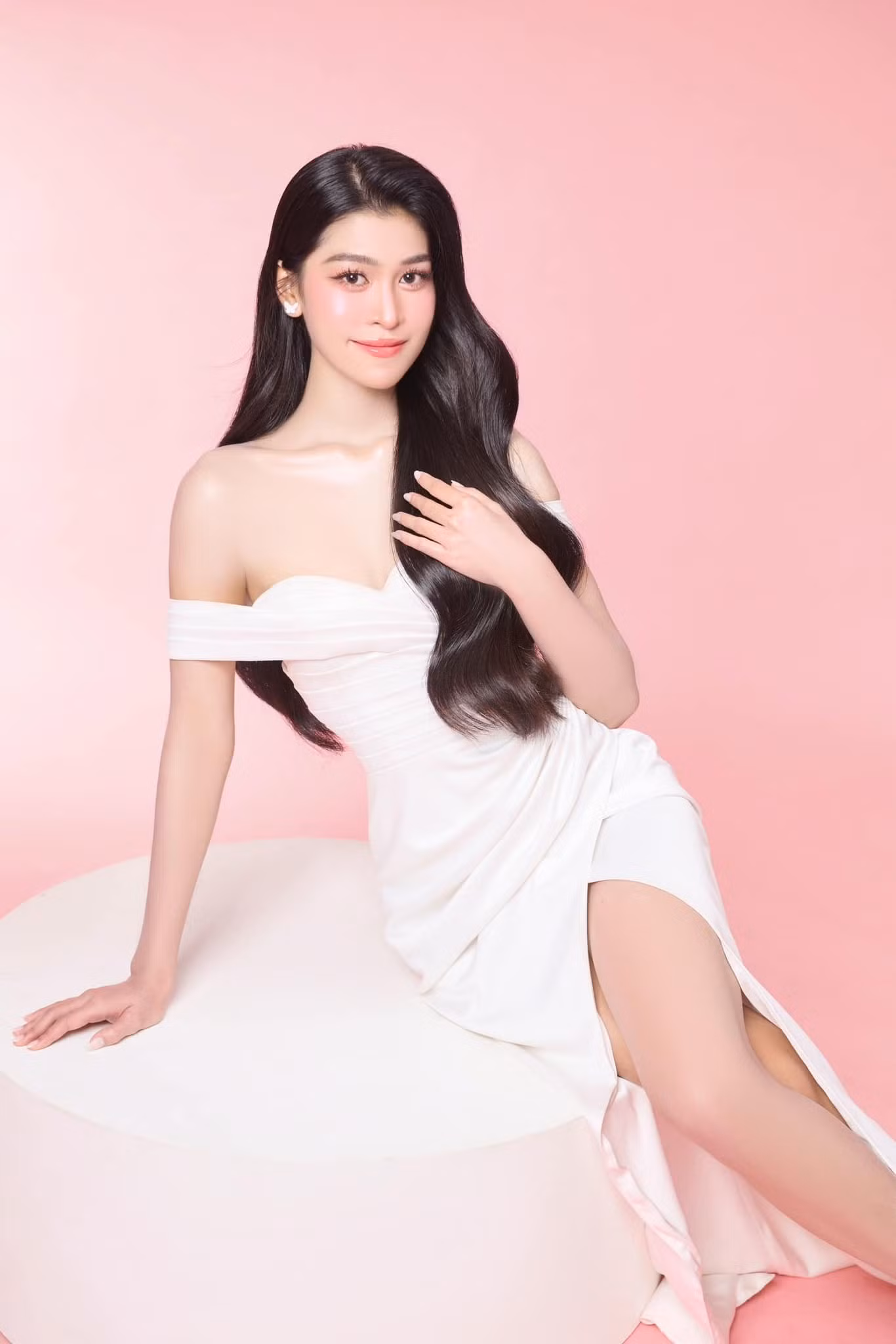 Thanh Thảo (trái) và Yến Linh cho biết sẽ nỗ lực thể hiện hình ảnh người con thủ đô Hà Nội trong đêm chung khảo Hoa hậu Việt Nam 2024.