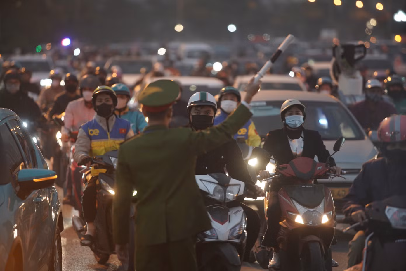 Hướng vào khu vực sân vận động Mỹ Đình và các tuyến đường xung quanh bắt đầu tắc nghẽn lúc 17h45. Lực lượng công an có mặt bên ngoài để điều phối giao thông.