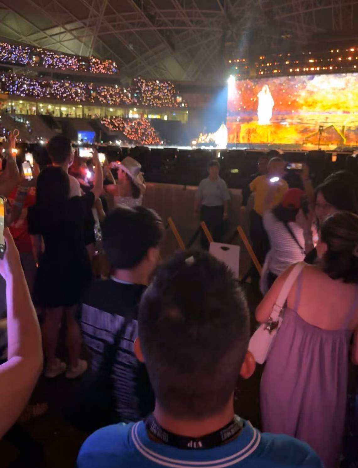 Tình trạng chen hàng, cướp ghế ngồi khiến khán giả mua vé đắt nhất trong show của Taylor Swift bức xúc.