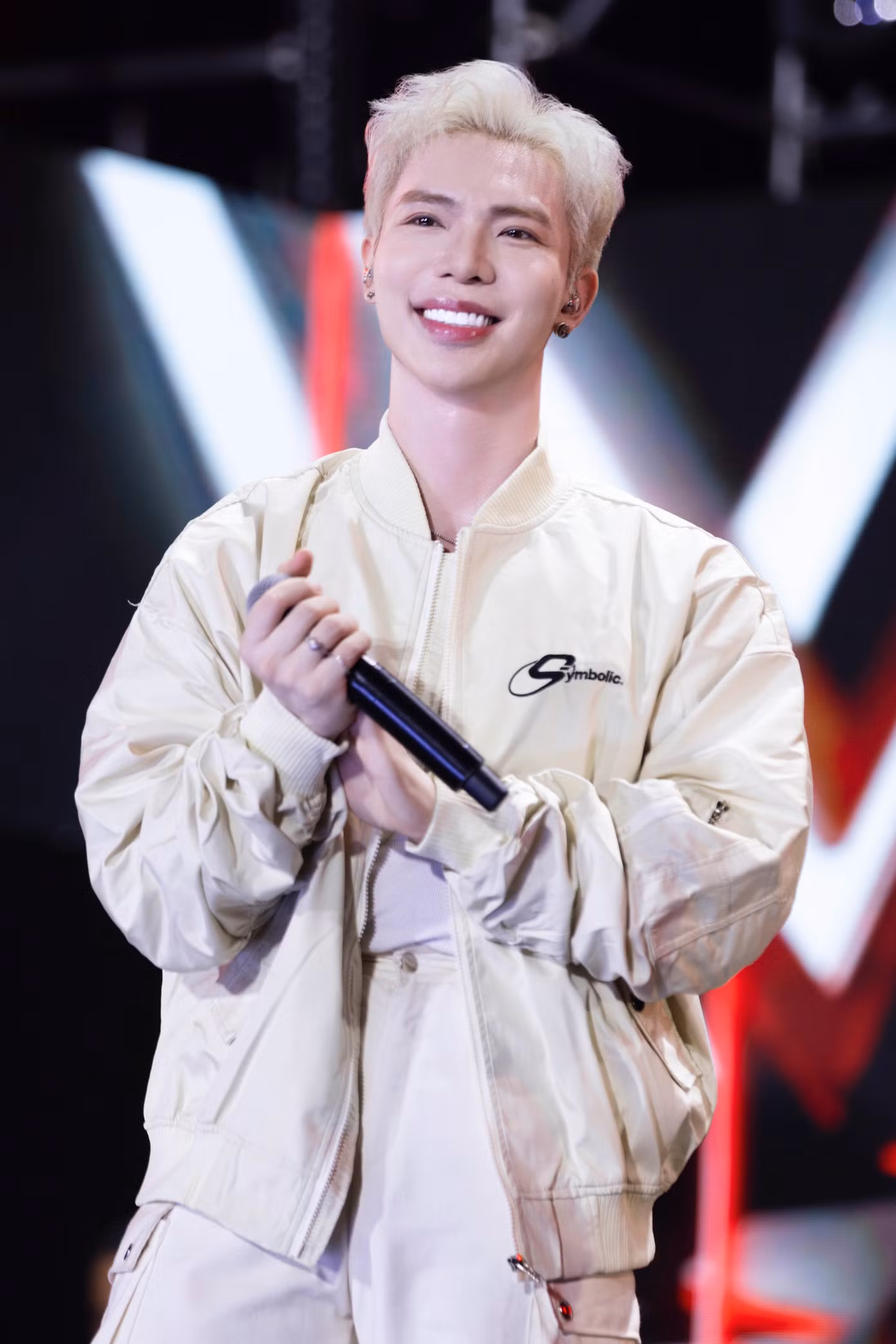 Erik và Đức Phúc trẻ trung tại concert dành cho sinh viên. Hai ca sĩ đang được chú ý sau khi tham gia chương trình Anh trai say hi.