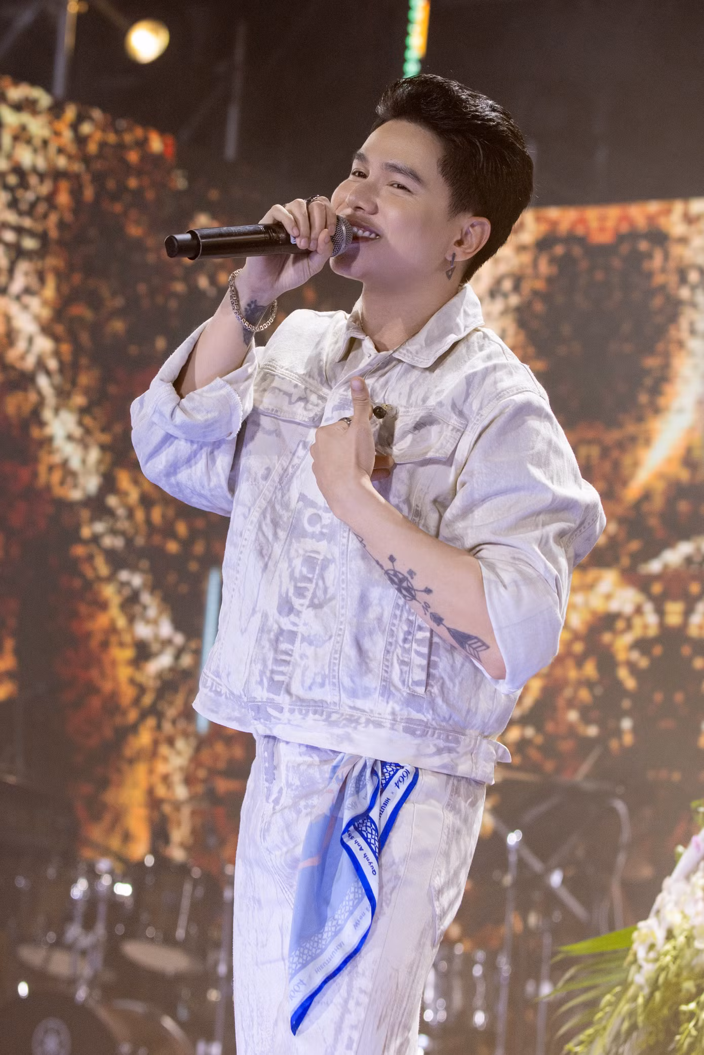 Hoàng Tôn trở lại live concert với ca khúc Em có nhớ anh không. Sau thời gian vắng bóng, nam ca sĩ nhận được sự cổ vũ của khán giả trẻ nhờ giọng hát ấn tượng.