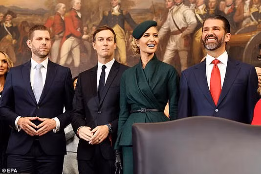 Bức ảnh được Daily Mail mô tả là "toát lên vẻ quyền lực" quy tụ những người con của ông Trump.