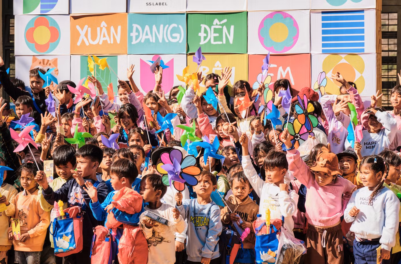 Binz mang xuân đến các em nhỏ vùng cao.