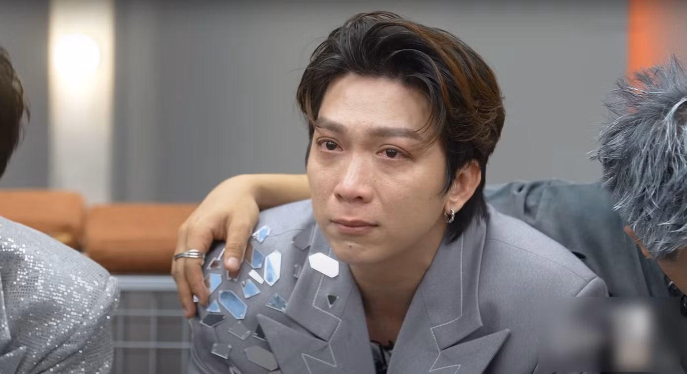 Các anh tài khóc trước màn loại.