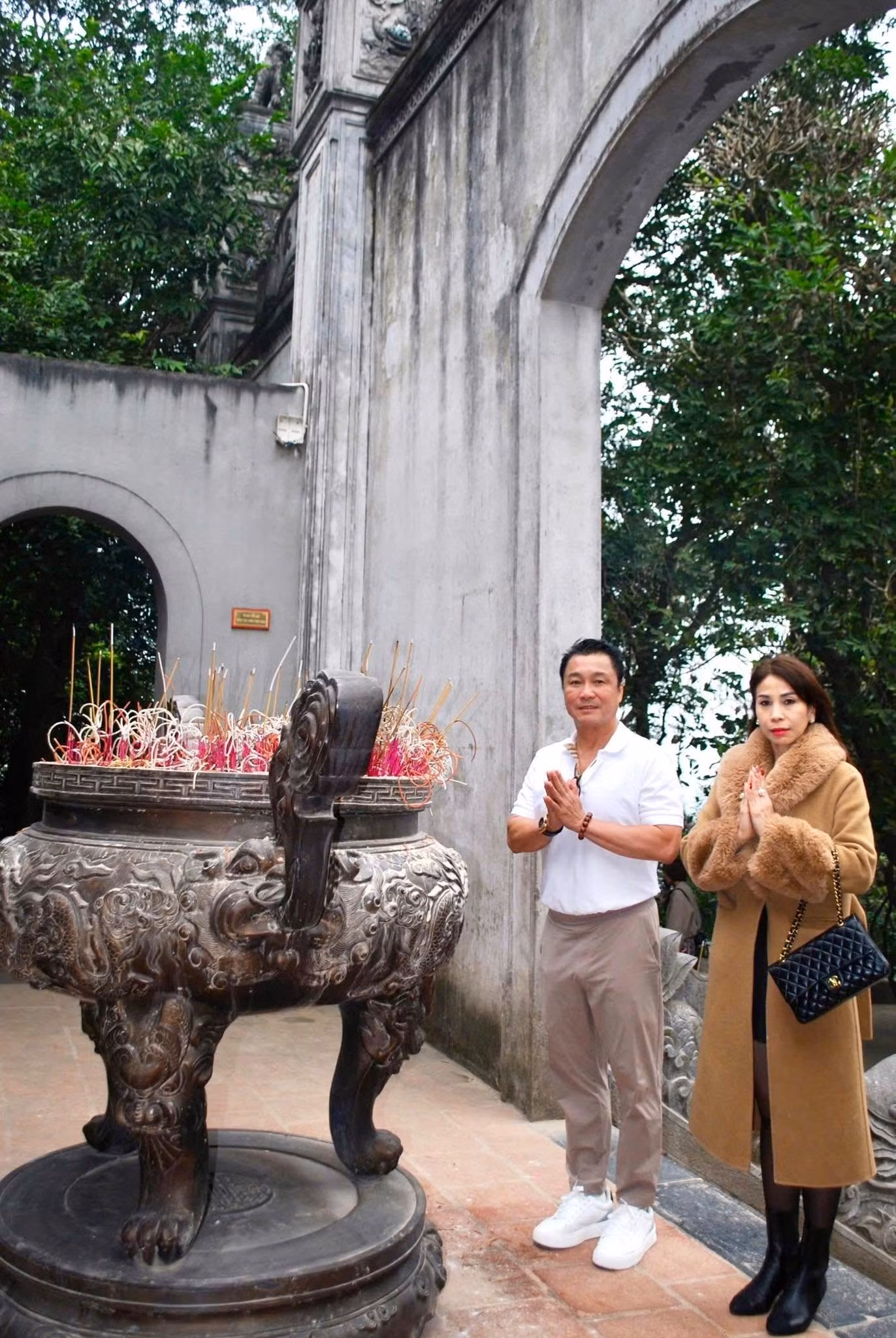 Trưa 7/4 (mùng 10/3 Âm lịch), Lý Hùng đăng ảnh chụp cùng các thành viên trong gia đình tại Khu di tích lịch sử Đền Hùng (Phú Thọ). Diễn viên Lý Hương và người thân diện trang phục lịch sự, cùng Lý Hùng thắp hương tưởng nhớ các vị Vua Hùng.