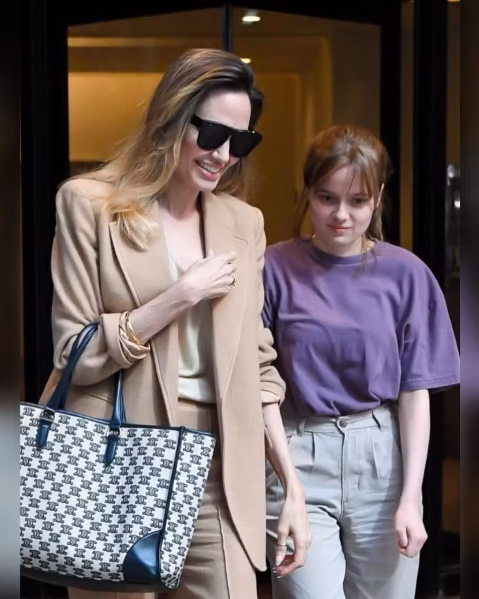 Hình ảnh con gái kiêm trợ lý của Angelina Jolie rời tòa nhà ở Quảng trường Thời đại. Vivienne diện trang phục chỉn chu, phù hợp với tính chất công việc. Ít ai ngờ cô con gái cùng Angelina Jolie đóng phim Maleficent hiện là trợ lý cho mẹ.