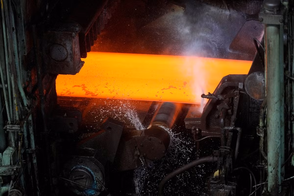 Bên trong một lò luyện thép tại Trung Quốc. Bên trong một lò luyện thép tại Trung Quốc.