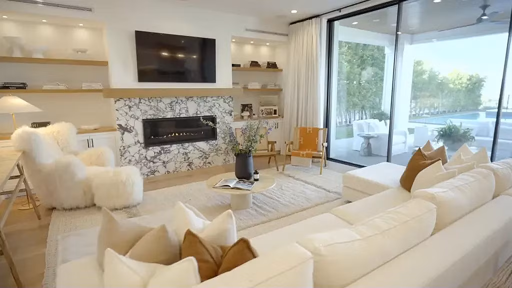 Biệt thự có 5 phòng ngủ, 7 phòng tắm. Nội thất được trang trí với tông màu be - nâu ấm làm chủ đạo. Trong một cuộc phỏng vấn, Olivia Culpo nói cô chọn màu trung tính để mang đến cảm giác ấm cúng. "Tôi sống ở Hollywood ồn ào và đông đúc nên muốn chọn cảm giác nhẹ nhàng, êm dịu", hoa hậu nói.