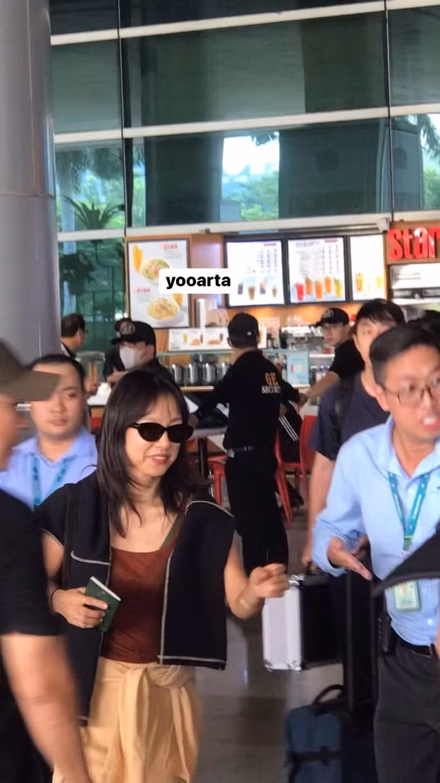 Lee Hyori đáp sân bay quốc tế Tân Sơn Nhất, TPHCM ngày 3/11. Lần đầu sang Việt Nam biểu diễn, cô được người hâm mộ chào đón cuồng nhiệt. Trước đó, cô chia sẻ lý do nhận lời biểu diễn ở Việt Nam: "Tôi yêu ẩm thực Việt Nam, lần này nhất định ăn nhiều món ngon. Tôi mong được mang đến cho các bạn khoảng thời gian tuyệt vời. Tôi cũng muốn tận hưởng khoảng thời gian tuyệt vời cùng các bạn. Hãy gợi ý tôi địa điểm đẹp và có món ăn ngon nhé".
