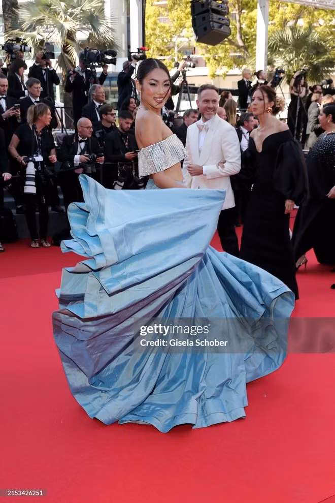Ngoài sao quốc tế, Liên hoan phim Cannes ngày thứ tư có sự xuất hiện của Á hậu Thảo Nhi. Cô diện trang phục lấy cảm hứng từ Cinderella, điểm nhấn là phần thân trên đính đá, khoe vai thon.