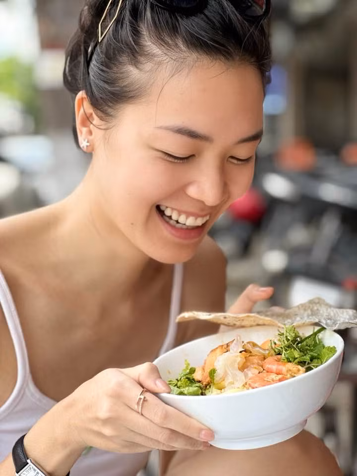 Thùy Dung vừa có dịp về quê nhà Đà Nẵng thăm gia đình. Hoa hậu Việt Nam 2008 thưởng thức món ngon quê nhà và khoe với cộng đồng mạng. "Về đến Đà Nẵng thì ăn liền tô mì quảng đơn giản nhưng thật ngon", cô viết trên trang cá nhân.