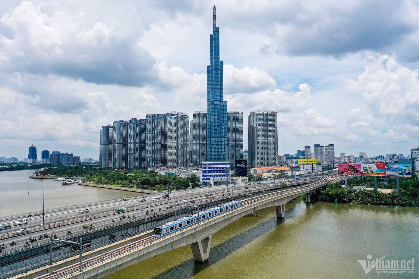 Metro chạy thử nghiệm đoạn trên cao từ ga Văn Thánh đi ga Thảo Điền. Ảnh: Nguyễn Huế