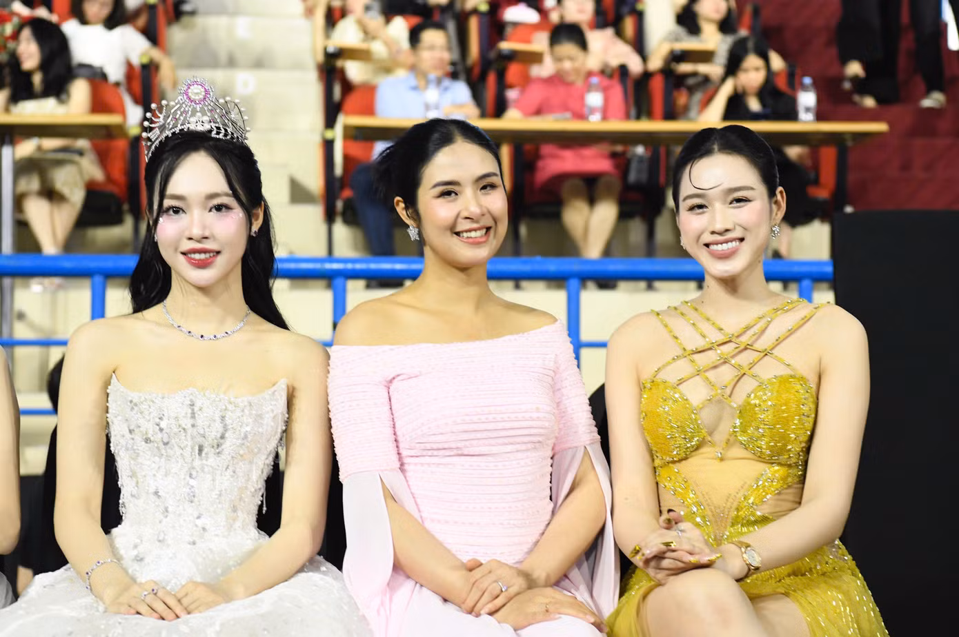 Khoảnh khắc Á hậu Trịnh Thùy Linh, Hoa hậu Ngọc Hân và Hoa hậu Đỗ Thị Hà (từ trái sang) chung khung hình trước giờ diễn ra đêm chung khảo toàn quốc.