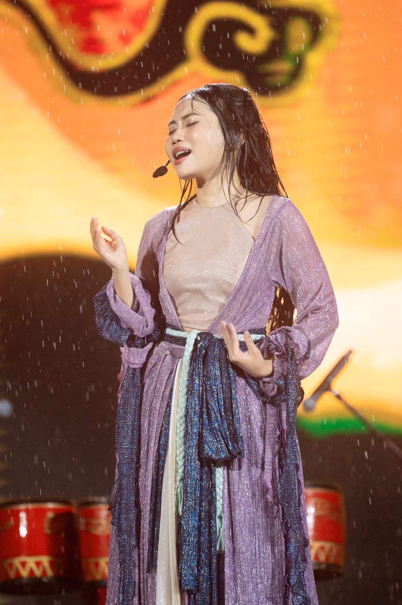 Càng về cuối show, khi thể hiện các nhạc phẩm Vũ trụ có anh, Đẩy xe bò, trời tiếp tục mưa. Dưới sự cổ vũ của khán giả, cô tiếp tục hát sung sức.