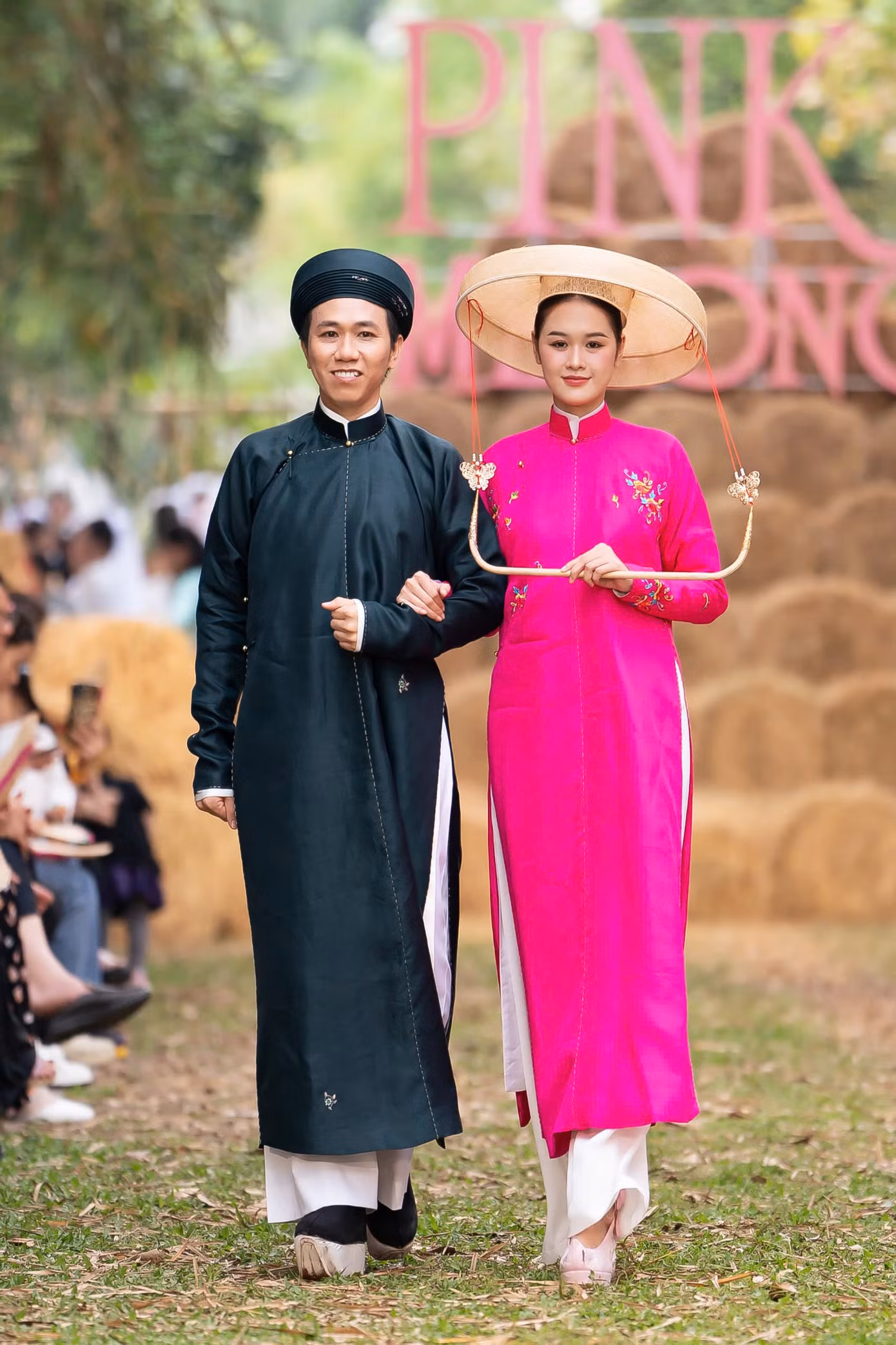 Sau trào lưu đám giỗ bên cồn, đám cưới bên cồn của Lê Tuấn Khang, giới thời trang đổ xô làm show dựa theo trend của TikToker sinh năm 2002. Tại show diễn ngày 8/12, NTK Nguyễn Trường Duy mang đến bộ sưu tập Tơ lụa giao thời đậm khung cảnh đám cưới miền Tây.