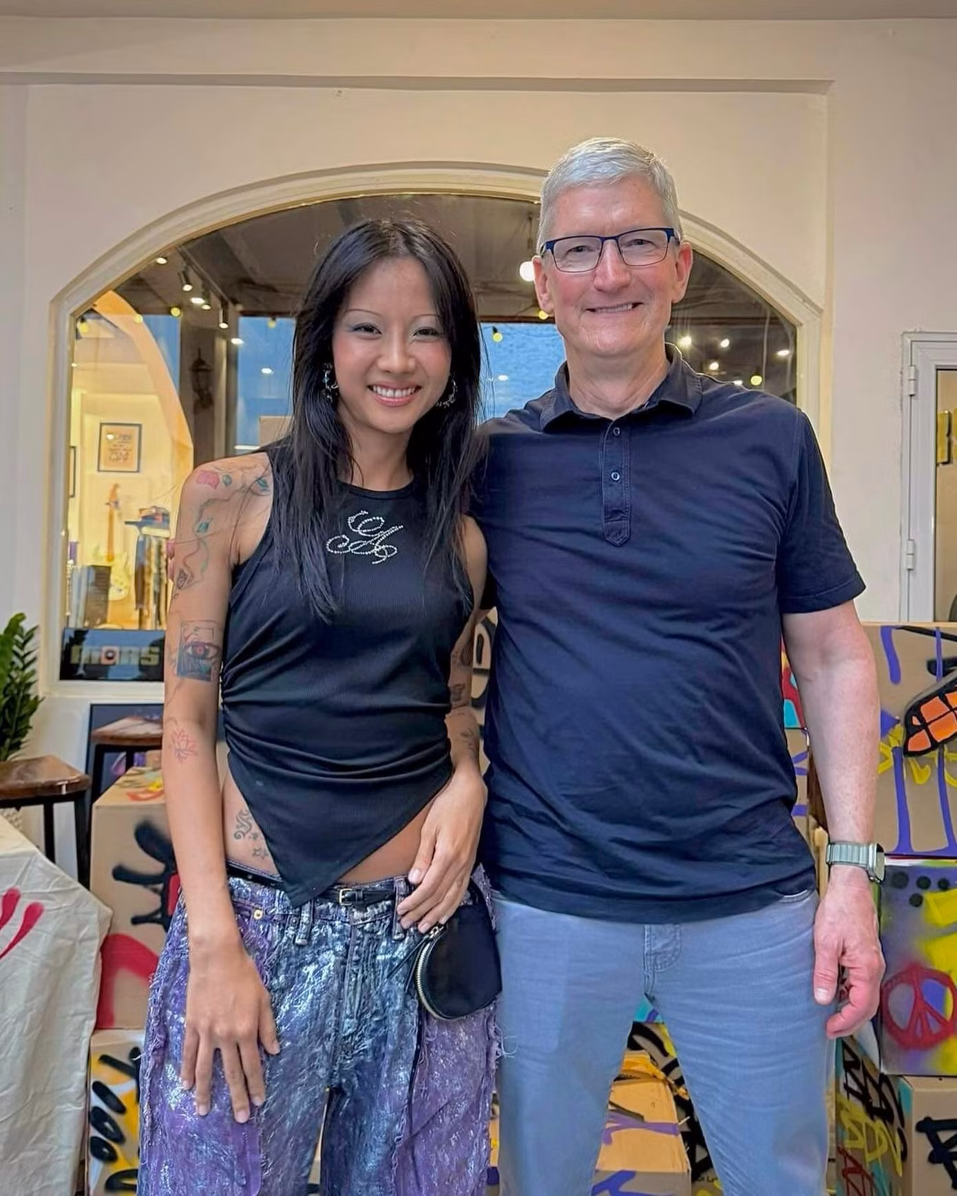 Suboi đăng ảnh chụp cùng Tim Cook tại Hà Nội.