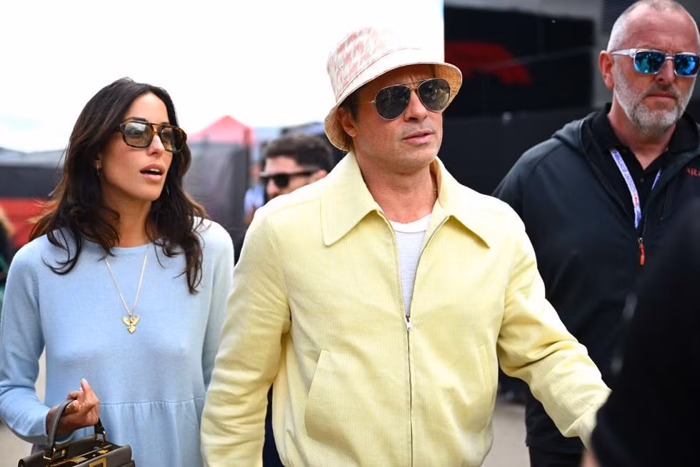 Brad Pitt bất lực vì bị Pax Thiên phớt lờ, không nghe điện thoại.