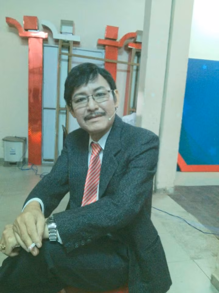 Nghệ sĩ Tiến Dũng từng hoạt động ở nhiều đoàn cải lương nổi tiếng như An Giang - Khánh Hồng, Hồng Nhung và đoàn Văn công Thành phố (tiền thân Nhà hát Cải lương Trần Hữu Trang).