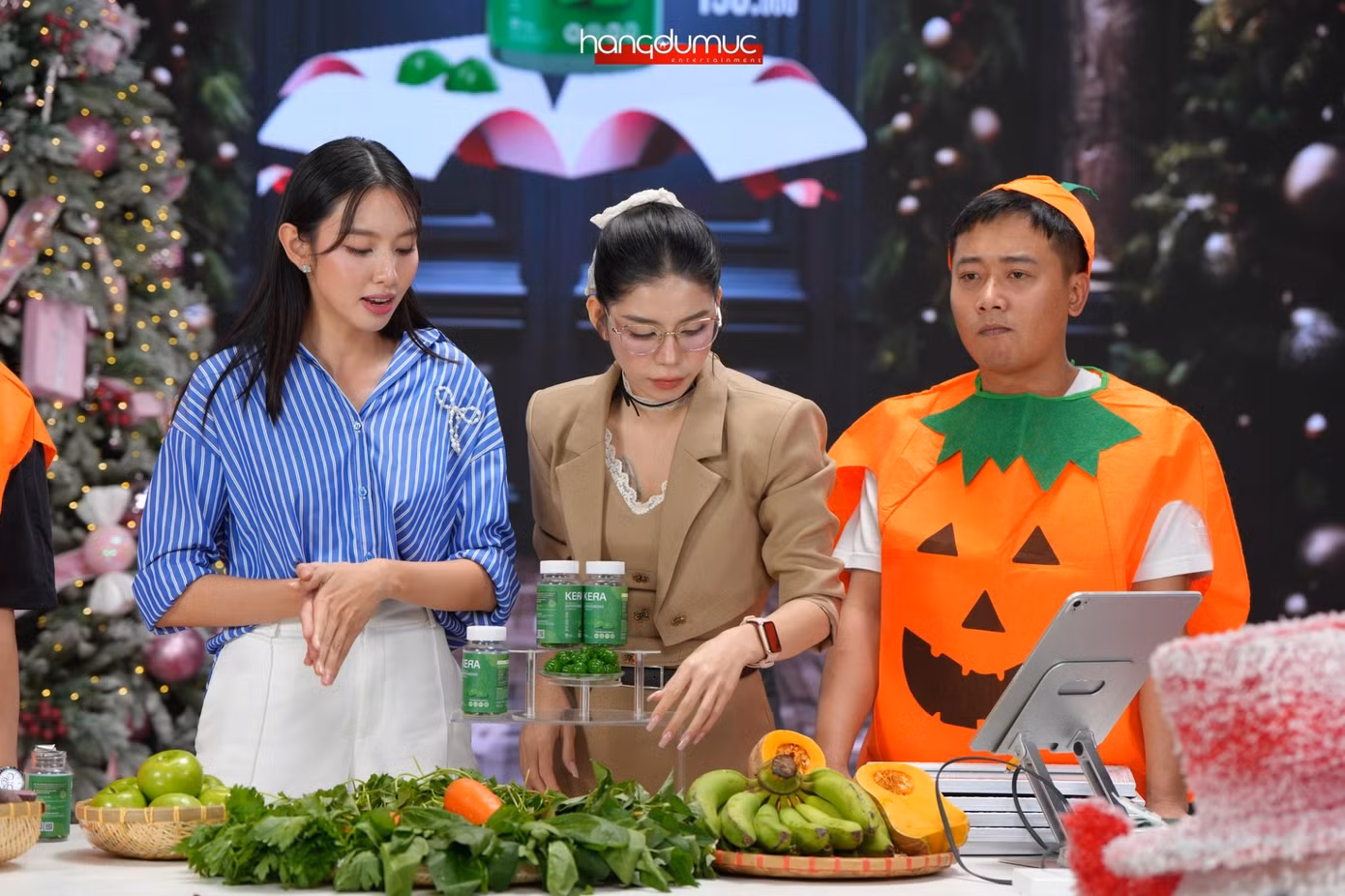Thùy Tiên, Hằng Du Mục và Quang Linh (từ trái sang) trong một phiên livestream về kẹo rau củ.