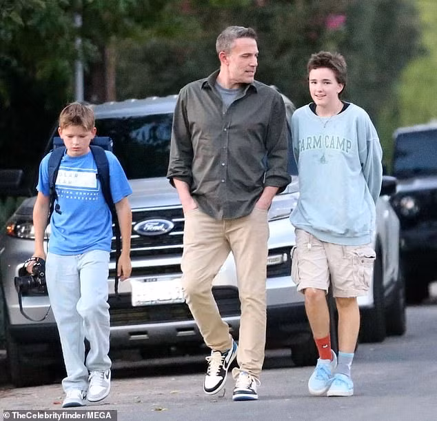 Ben Affleck dành thời gian bên hai con sau khi ly hôn Jennifer Lopez.