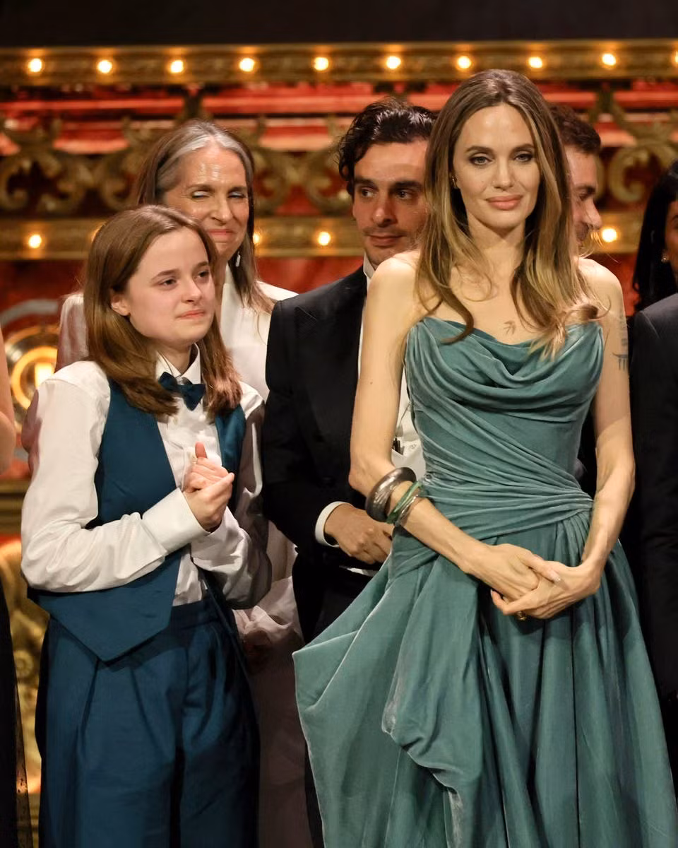 Angelina Jolie và con gái Vivienne trên sân khấu lễ trao giải Tony lần thứ 77.