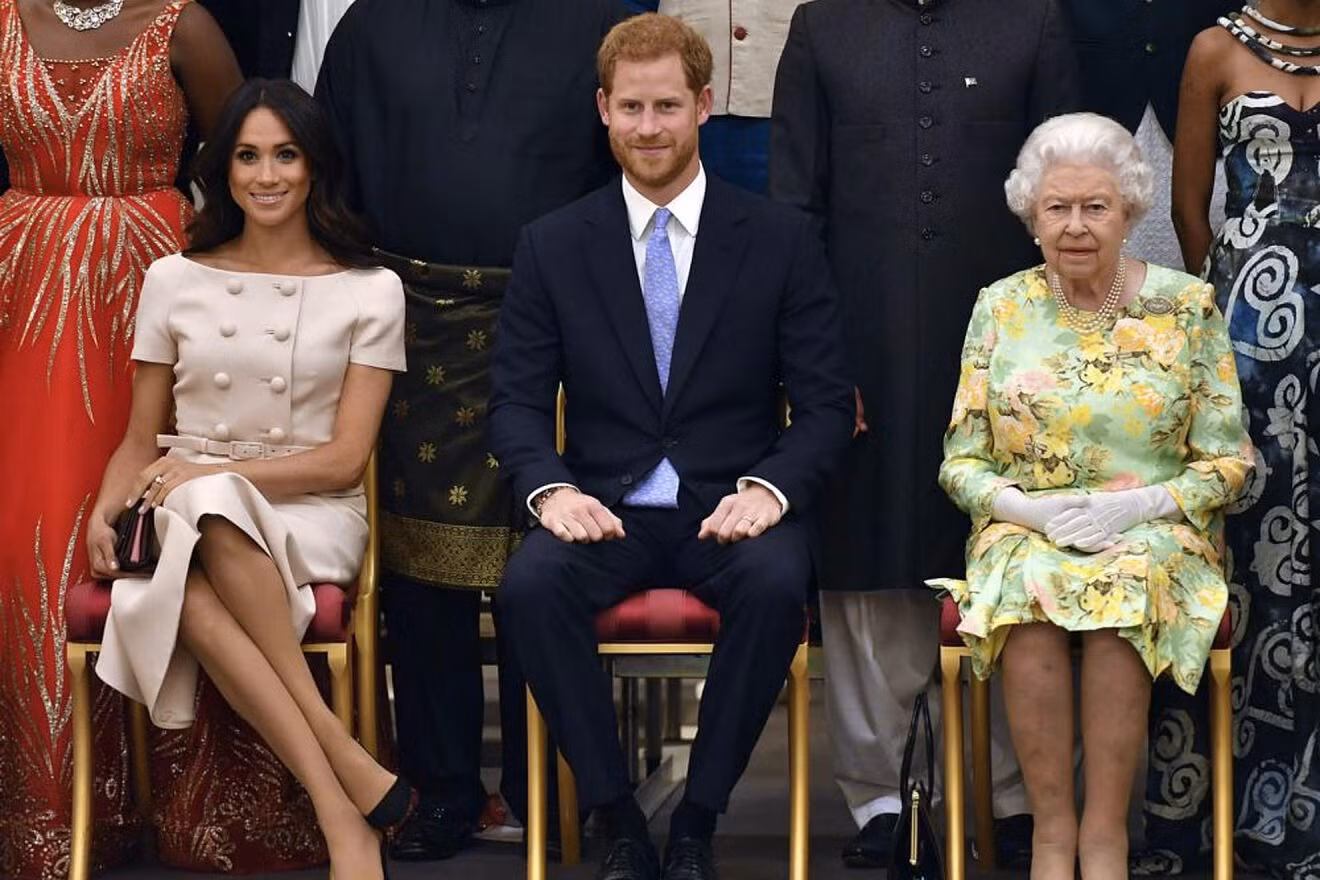Ông Donald Trump chỉ trích Meghan không tôn trọng cha và bà nội chồng vì không dự lễ đăng cơ.