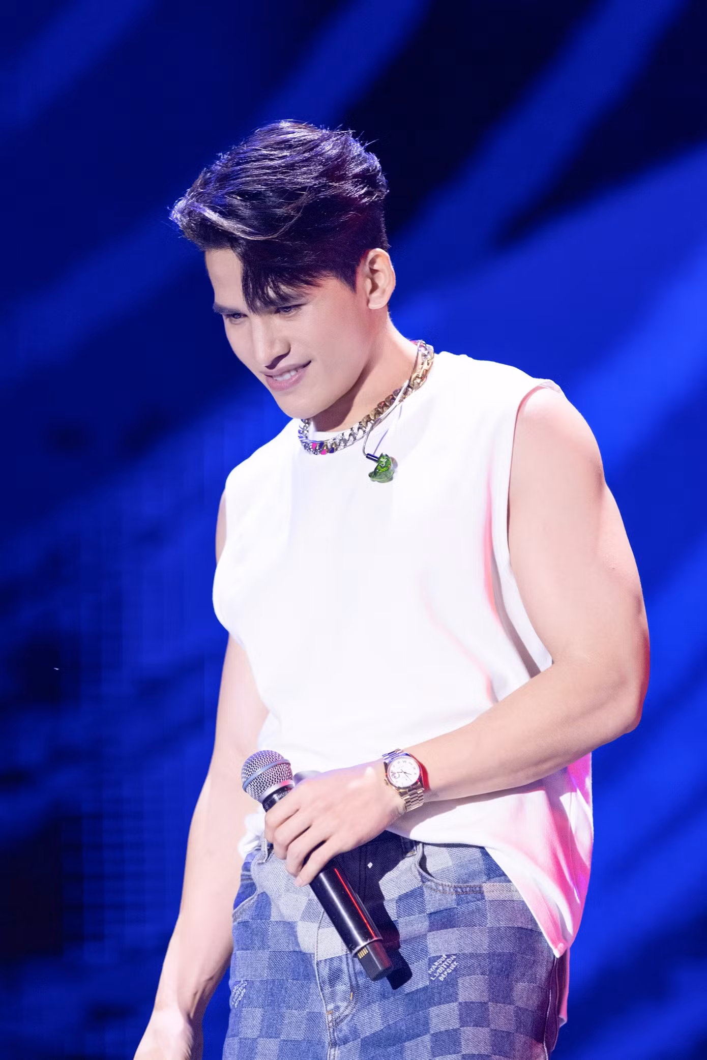 Quán quân Vietnam Idol Quốc Thiên khoe giọng với Gặp nhưng không ở lại. Anh tài đang được chú ý tại chương trình Anh trai vượt ngàn chông gai.