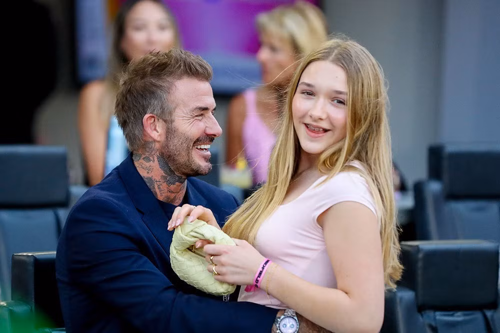 Beckham nổi tiếng với hình ảnh người cha thương con, luôn thể hiện tình cảm với các con ở nơi công cộng. Suốt thời gian diễn ra trận đấu, cựu danh thủ người Anh liên tục trò chuyện cùng con gái.