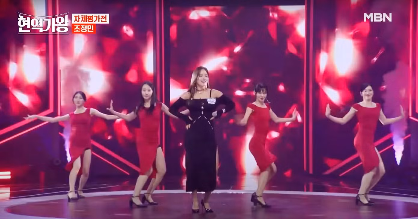 Jo Jung Min trên sân khấu cuộc thi âm nhạc.