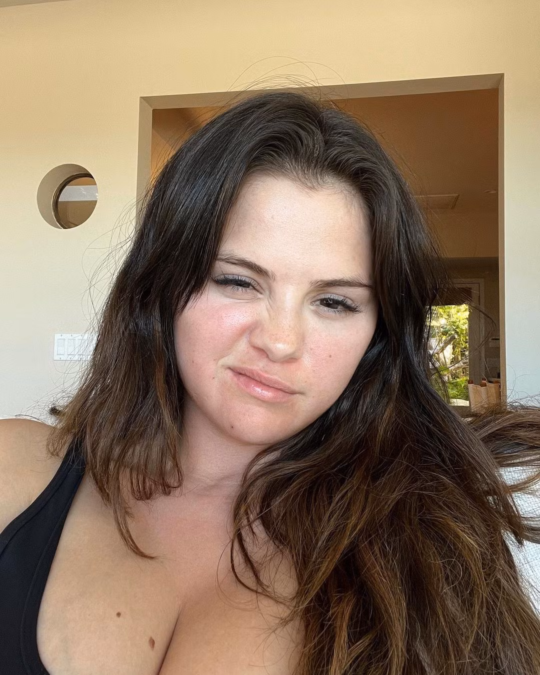 Selena Gomez tự tin khoe mặt mộc sau chia sẻ khóc hết nước mắt vì bị miệt thị ngoại hình.
