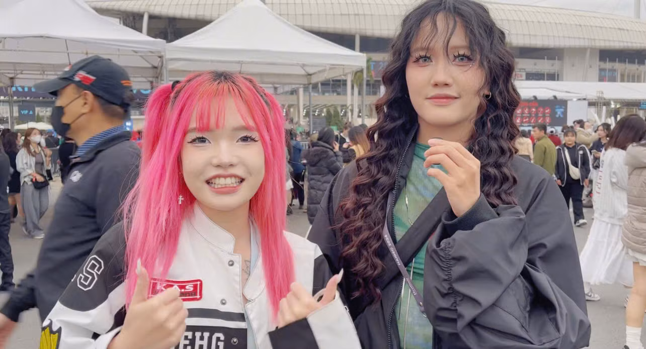 Nhiều fan chọn trang phục cầu kỳ, nổi bật để dự concert. Mỗi đêm concert Anh trai say hi tại Hà Nội dự kiến đón hàng chục nghìn khán giả, đông hơn hai đêm diễn ở TPHCM. Trước đó, ngày 6/12, dàn nghệ sĩ Hieuthuhai, Dương Domic, Rhyder, Quân AP... đã có mặt tại Hà Nội và giao lưu với khán giả.