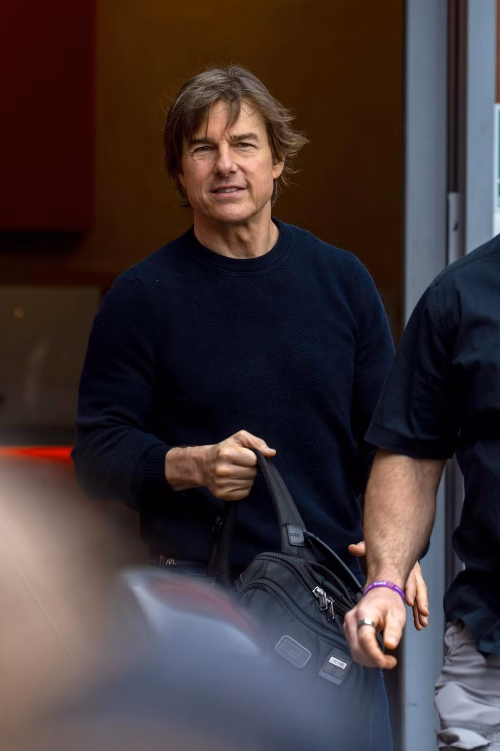 Trong khi Suri Cruise đón tuổi 18 ở New York, Mỹ, Tom Cruise được ghi lại khoảnh khắc đang ở Anh chuẩn bị cho dự án mới.