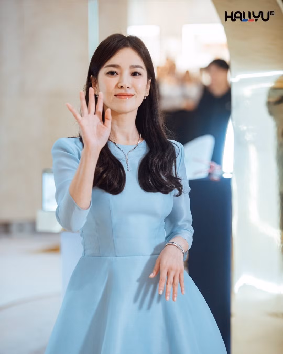 Song Hye Kyo vốn phù hợp với kiểu trang điểm nhẹ nhàng. Sau khi tham gia bộ phim trả thù Vinh quang trong thù hận, người đẹp có thêm nhiều fan và được khen là diễn xuất, nhan sắc đều thăng hạng khi bước sang tuổi 42.