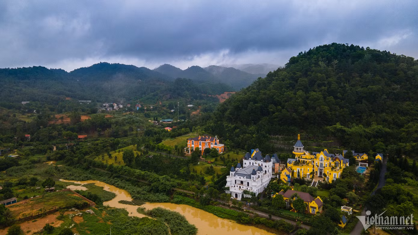 Năm 2019, Thanh tra TP Hà Nội chỉ ra nhiều công trình vi phạm ở ven hồ Đồng Đò. Tuy nhiên, năm 2020, Thanh tra Chính phủ đề nghị Hà Nội chưa xử lý những công trình này để chờ rà soát theo quy hoạch. (Ảnh: Thế Bằng).