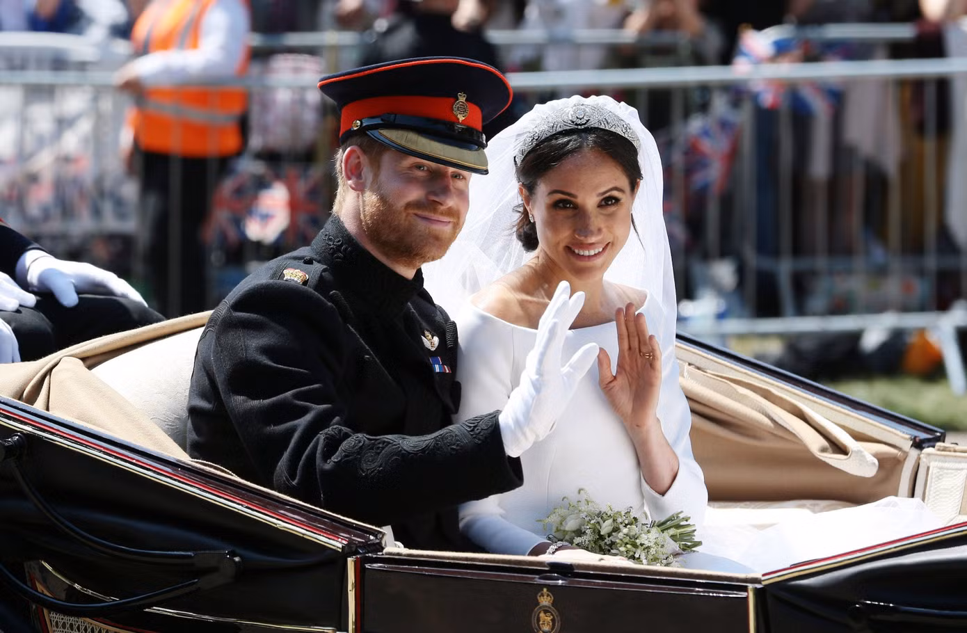 Harry - Meghan chuẩn bị tái xuất với bộ phim về cuộc sống trong cung điện.