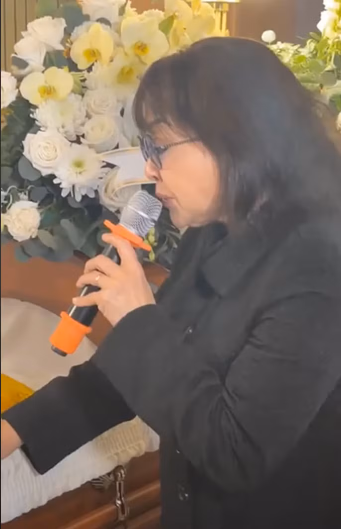 NSƯT Kim Tiểu Long và danh ca Hương Lan tại đám tang của NSND Diệp Lang.